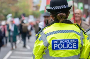 Αστυνομικός απολύθηκε γιατί παρίστανε ότι δούλευε για δύο μήνες από το σπίτι χρησιμοποιώντας μία κορνίζα!