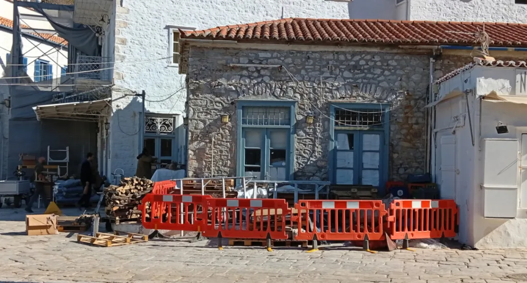 Η Ύδρα μετατρέπεται σε κινηματογραφικό πλατό για τον Μπραντ Πιτ Η Ύδρα μετατρέπεται σε κινηματογραφικό πλατό για τον Μπραντ Πιτ