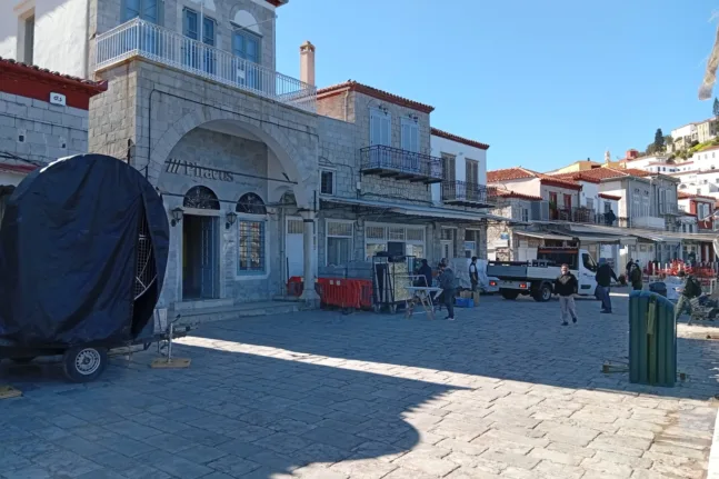 Η Ύδρα μετατρέπεται σε κινηματογραφικό πλατό για τον Μπραντ Πιτ