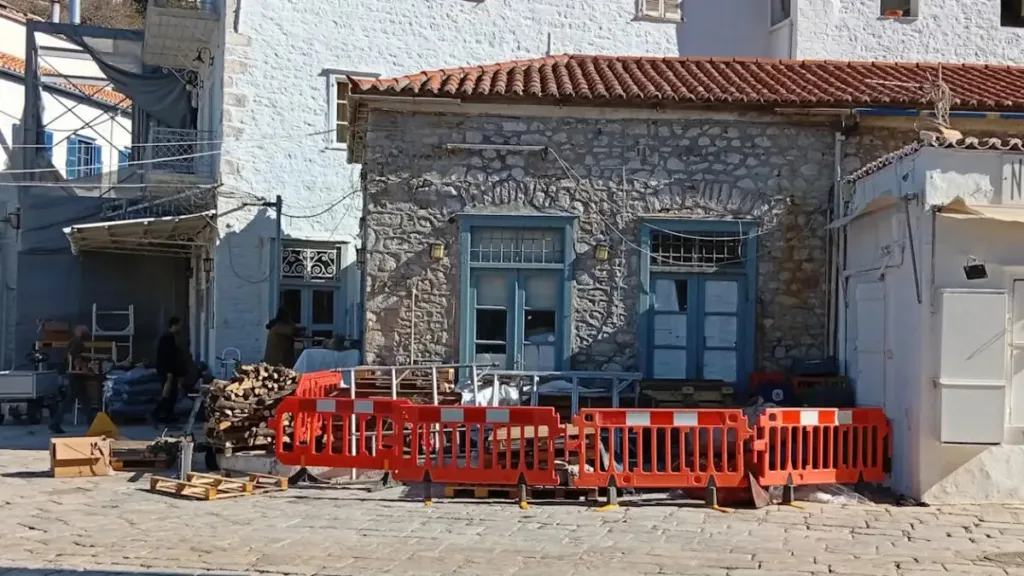 Μπραντ Πιτ στην Ύδρα: Η πρώτη δημόσια εμφάνιση ενόψει γυρισμάτων «The Riders»