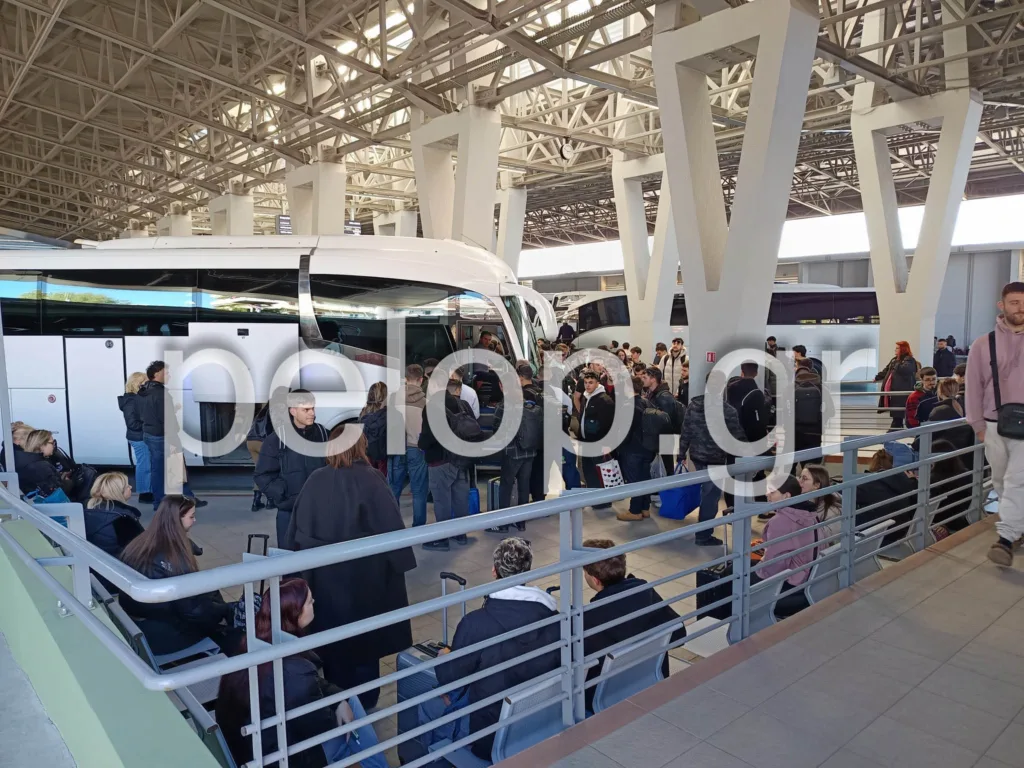 Πάτρα: Ουρές στο ΚΤΕΛ και 200 δρομολόγια για Αθήνα – Μαζική αποχώρηση μετά το Καρναβάλι ΦΩΤΟ