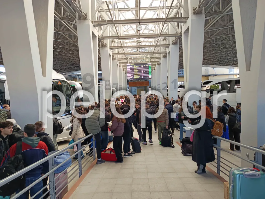 Πάτρα: Ουρές στο ΚΤΕΛ και 200 δρομολόγια για Αθήνα – Μαζική αποχώρηση μετά το Καρναβάλι ΦΩΤΟ