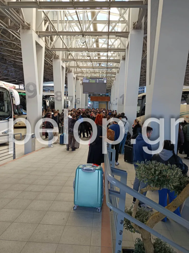 Πάτρα: Ουρές στο ΚΤΕΛ και 200 δρομολόγια για Αθήνα – Μαζική αποχώρηση μετά το Καρναβάλι ΦΩΤΟ