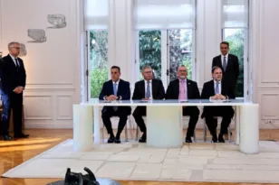 Υπογράφηκαν οι συμφωνίες Ελλάδας–Chevron και HELLENIQ ENERGY για υδρογονάνθρακες σε Κρήτη και Πελοπόννησο