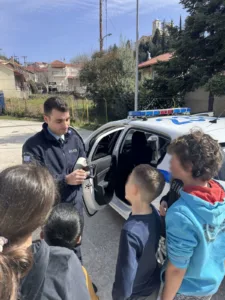 Αχαΐα: Μαθητές του Δημοτικού Σχολείου Λεοντίου γνώρισαν το επάγγελμα του αστυνομικού ΦΩΤΟ Αχαΐα: Μαθητές του Δημοτικού Σχολείου Λεοντίου γνώρισαν το επάγγελμα του αστυνομικού ΦΩΤΟ