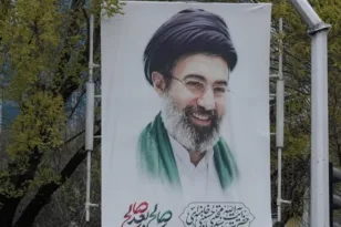 Φρένο στις φήμες: Ο Ιρανός πρέσβης αρνείται ότι ο Μοτζτάμπα Χαμενεΐ είναι στη Μόσχα