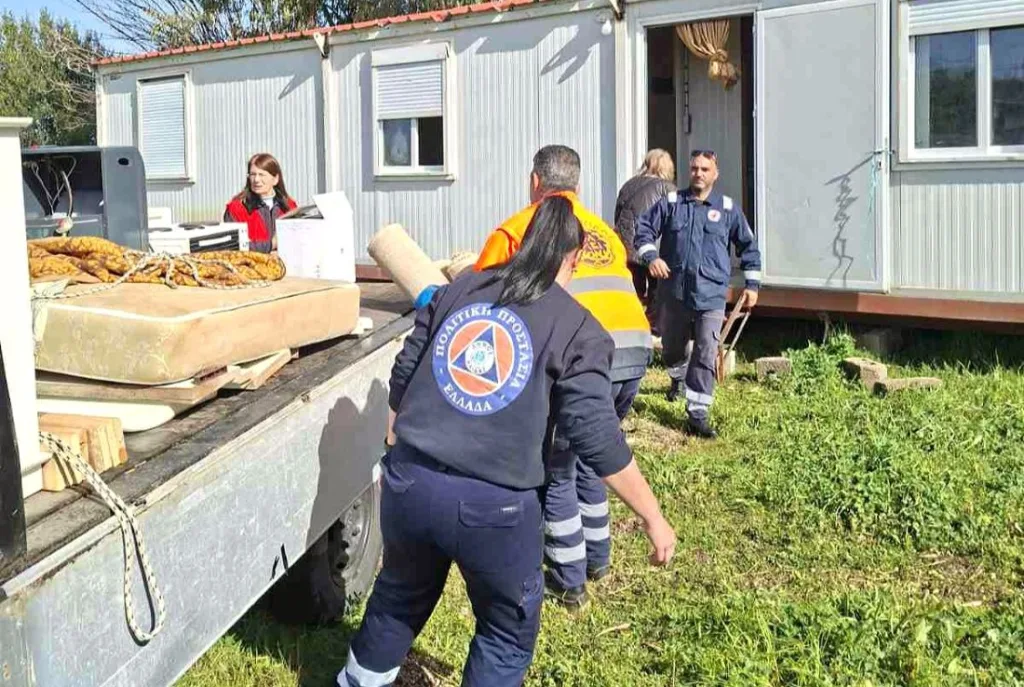 Αγκαλιά αλληλεγγύης από τον Δήμο Ήλιδας - Προσφορά λυώμενου σε πυρόπληκτους ηλικιωμένους στην Ακροποταμιά