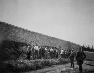 «Καλύτερα να πεθαίνει κανείς στον αγώνα για τη λευτεριά, παρά να ζει σκλάβος», συγκλονίζουν οι φωτογραφίες από τους 200 της Καισαριανής