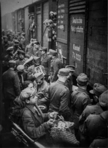 «Καλύτερα να πεθαίνει κανείς στον αγώνα για τη λευτεριά, παρά να ζει σκλάβος», συγκλονίζουν οι φωτογραφίες από τους 200 της Καισαριανής