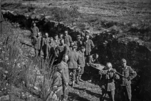 «Καλύτερα να πεθαίνει κανείς στον αγώνα για τη λευτεριά, παρά να ζει σκλάβος», συγκλονίζουν οι φωτογραφίες από τους 200 της Καισαριανής