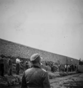 «Καλύτερα να πεθαίνει κανείς στον αγώνα για τη λευτεριά, παρά να ζει σκλάβος», συγκλονίζουν οι φωτογραφίες από τους 200 της Καισαριανής