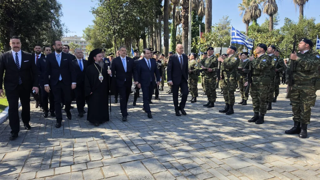 Με τον Χρυσό Σταυρό τιμήθηκε ο Νίκος Δένδιας στην Ιερά Πόλη του Μεσολογγίου - Τι είπε για την «Ατζέντα 2030» ΦΩΤΟ