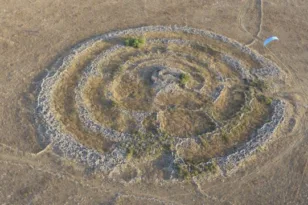 Το μυστήριο του ισραηλινού «Στόουνχεντζ» πυκνώνει: Νέα έρευνα εντόπισε δεκάδες παρόμοιες δομές