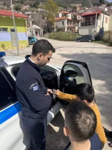 Αχαΐα: Μαθητές του Δημοτικού Σχολείου Λεοντίου γνώρισαν το επάγγελμα του αστυνομικού ΦΩΤΟ Αχαΐα: Μαθητές του Δημοτικού Σχολείου Λεοντίου γνώρισαν το επάγγελμα του αστυνομικού ΦΩΤΟ