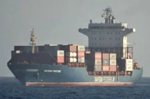 Επίθεση σε πλοίο κοντά στα Ηνωμένα Αραβικά Εμιράτα: Στις φλόγες σκάφος στο Στενό του Ορμούζ