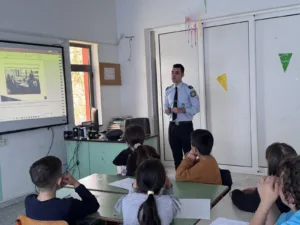 Αχαΐα: Μαθητές του Δημοτικού Σχολείου Λεοντίου γνώρισαν το επάγγελμα του αστυνομικού ΦΩΤΟ Αχαΐα: Μαθητές του Δημοτικού Σχολείου Λεοντίου γνώρισαν το επάγγελμα του αστυνομικού ΦΩΤΟ