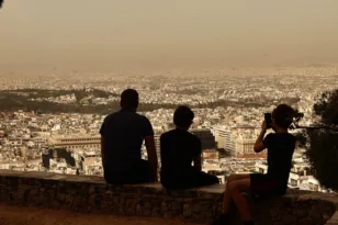 Έρχονται λάσπη και σκόνη από την Αφρική, δείτε την εξέλιξη του φαινομένου