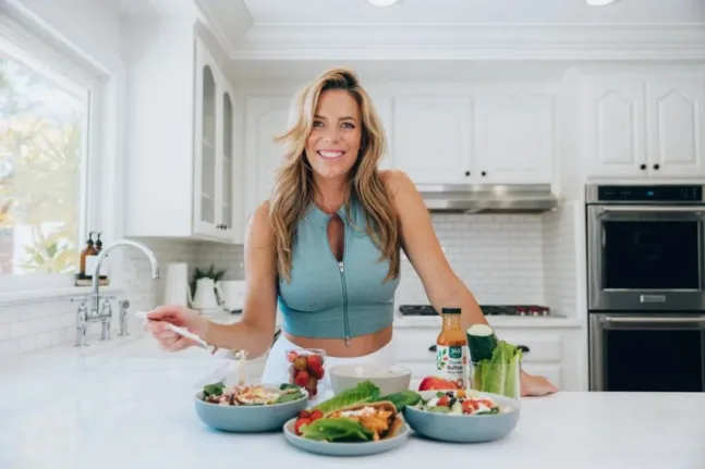 Οι 8 τροφές που στηρίζουν σώμα και μυαλό μετά τα 50