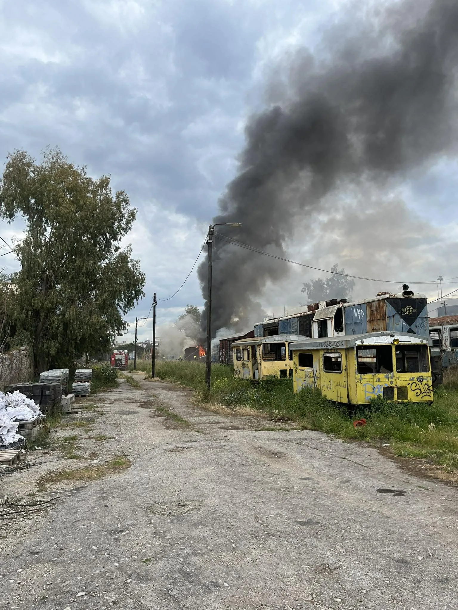 Πάτρα: Φούντωσαν ξαφνικά παλιά βαγόνια τρένου στον σταθμό του Αγίου Ανδρέα - ΒΙΝΤΕΟ ΚΑΙ ΦΩΤΟΓΡΑΦΙΕΣ