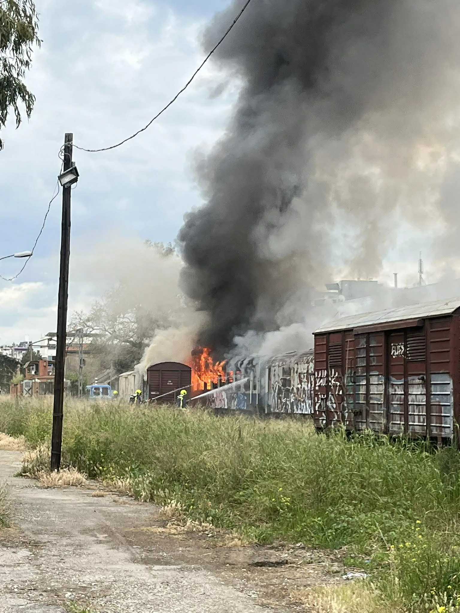 Πάτρα: Φούντωσαν ξαφνικά παλιά βαγόνια τρένου στον σταθμό του Αγίου Ανδρέα - ΒΙΝΤΕΟ ΚΑΙ ΦΩΤΟΓΡΑΦΙΕΣ