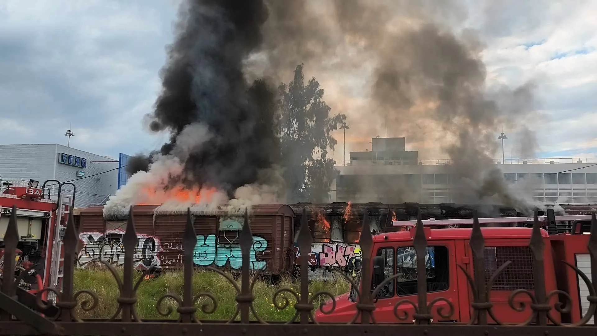 Πάτρα: Φούντωσαν ξαφνικά παλιά βαγόνια τρένου στον σταθμό του Αγίου Ανδρέα - ΒΙΝΤΕΟ ΚΑΙ ΦΩΤΟΓΡΑΦΙΕΣ