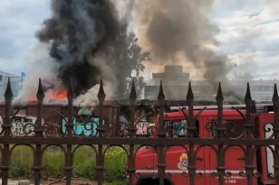 Φούντωσαν ξαφνικά παλιά βαγόνια τρένου στον σταθμό του Αγίου Ανδρέα – ΒΙΝΤΕΟ ΚΑΙ ΦΩΤΟΓΡΑΦΙΕΣ