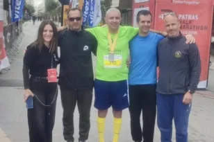 Patras Half Marathon: Σηκώθηκε από το αμαξίδιο και περπάτησε 350 μέτρα, η ιστορία που συγκλόνισε τον