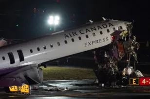 Νεκροί ο πιλότος και ο συγκυβερνήτης μετά τη σύγκρουση αεροσκάφους με όχημα στο La Guardia