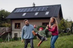 Οικονομική ανεξαρτησία και ποιότητα ζωής: Η πρόκληση για τους νέους γονείς