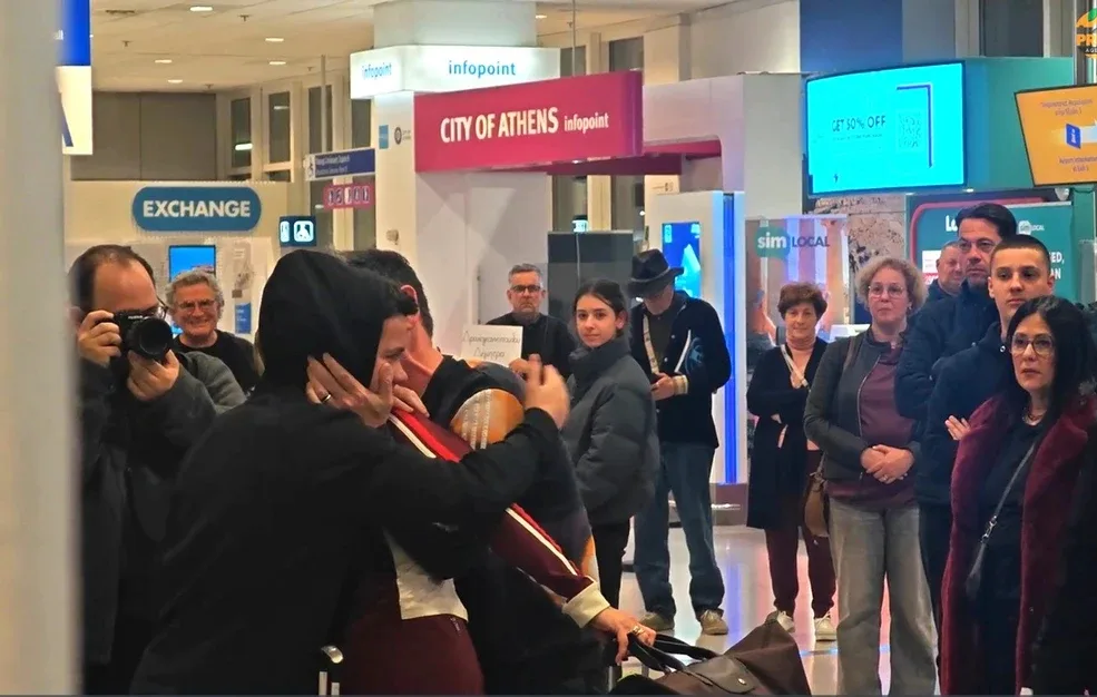 Συνεχίζεται ο επαναπατρισμός Ελλήνων από τη Μέση Ανατολή: Συγκινητικές στιγμές στο «Ελ. Βενιζέλος»