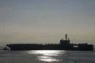 Οι ΗΠΑ ενισχύουν τη στρατιωτική παρουσία στη Μέση Ανατολή: Τρίτο αεροπλανοφόρο στον Κόλπο και νέα πώληση βομβών στο Ισραήλ