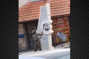 Δυτική Όχθη: Στρατιώτης βανδαλίζει με βαριοπούλα μνημείο αφιερωμένο στον Γιάσερ Αραφάτ ΒΙΝΤΕΟ