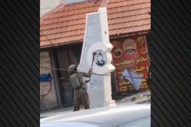 Δυτική Όχθη: Στρατιώτης βανδαλίζει με βαριοπούλα μνημείο αφιερωμένο στον Γιάσερ Αραφάτ ΒΙΝΤΕΟ