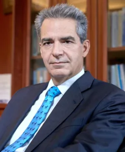 Ο πρώην υπουργός Άγγελος Συρίγος στην «Π»: «Ο πόλεμος θα συνεχιστεί, δεν κινδυνεύουμε»