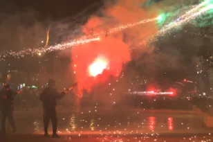 Επεισόδια στα Τίρανα μετά από αντικυβερνητική διαδήλωση – Μολότοφ και δακρυγόνα στους δρόμους ΒΙΝΤΕΟ