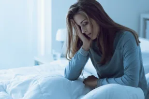 Ξυπνάς εξαντλημένος; Τι δείχνει μελέτη για ύπνο, πρωινό και άσκηση