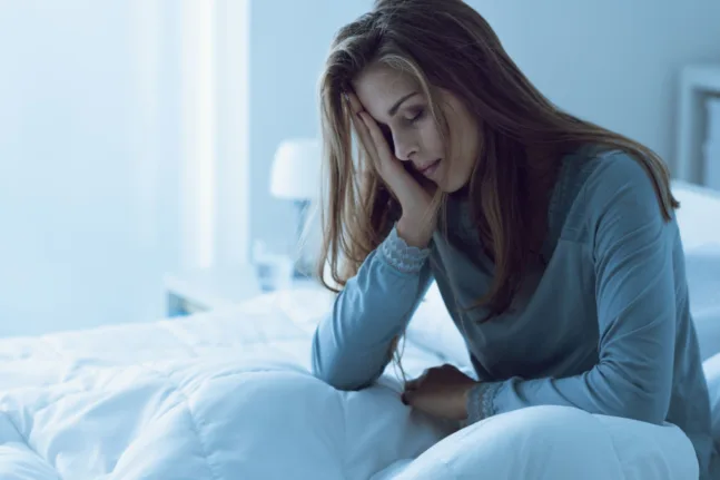 Ξυπνάς εξαντλημένος; Τι δείχνει μελέτη για ύπνο, πρωινό και άσκηση