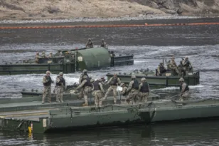 CBS: Η Ουάσιγκτον εξετάζει ακόμη και χερσαία επιχείρηση στο Ιράν – Ενισχύσεις πεζοναυτών και σχέδια για το πυρηνικό απόθεμα