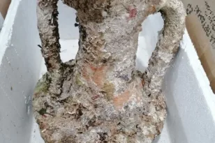 Καλογριά: Ψαράδες έβγαλαν με τα δίχτυα πιθανό τμήμα αρχαίου αμφορέα ΦΩΤΟ