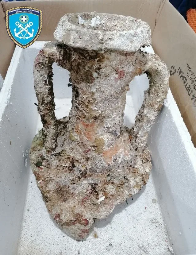 Καλογριά: Ψαράδες έβγαλαν με τα δίχτυα πιθανό τμήμα αρχαίου αμφορέα ΦΩΤΟ