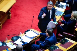 Βουλή: Έντονο επεισόδιο Ανδρουλάκη – Λαζαρίδη για τον ΟΠΕΚΕΠΕ, «ούτε ένα ευρώ πίσω από την πλάτη μου»