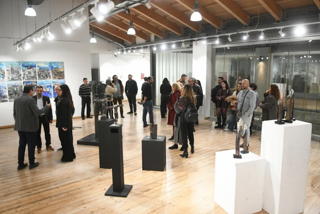 Πάτρα: Εγκαινιάστηκε στην Αγορά Αργύρη η έκθεση «Ανθρωπόμορφες ρωγμές +» ΦΩΤΟ