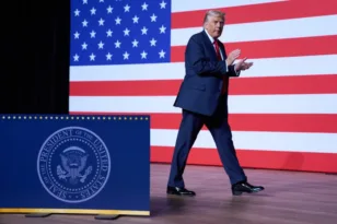 Παπούτσια αντί για καπέλα: Η νέα «μόδα» που προωθεί ο Τραμπ στον Λευκό Οίκο