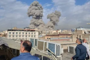 Ιράν προς ΗΑΕ: «Νόμιμοι στόχοι» αμερικανικές υποδομές μετά τα πλήγματα στο Kharg