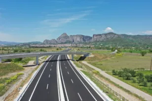 Κρέμασε πανό στον Ε65 για την αγαπημένη του! Η ΕΠΙΜΑΧΗ ΦΩΤΟΓΡΑΦΙΑ