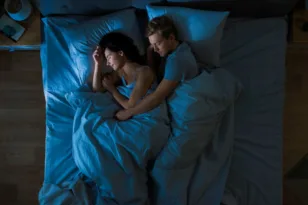 Ύπνος και σχέση: Τι δείχνει έρευνα για τα ζευγάρια που κοιμούνται την ίδια ώρα