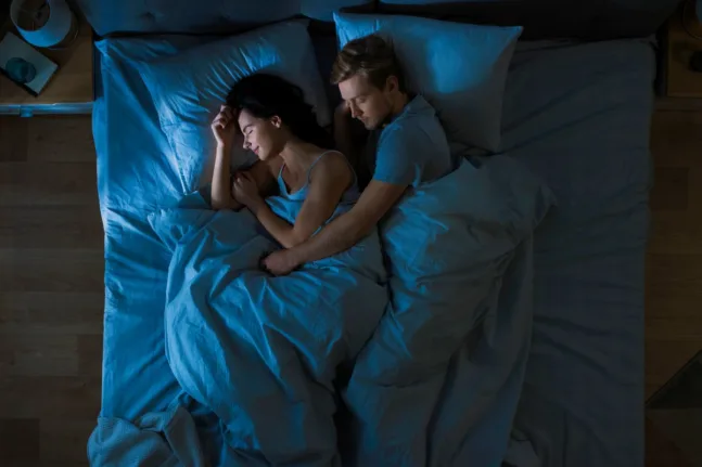 Ύπνος και σχέση: Τι δείχνει έρευνα για τα ζευγάρια που κοιμούνται την ίδια ώρα