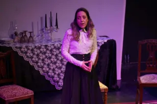 «Η Αντέλα θέλει να τα σπάσει όλα για να ζήσει»: Η Άννα Κοκκίνου μιλά για το «Σπίτι της Μπερνάρντα Άλμπα»