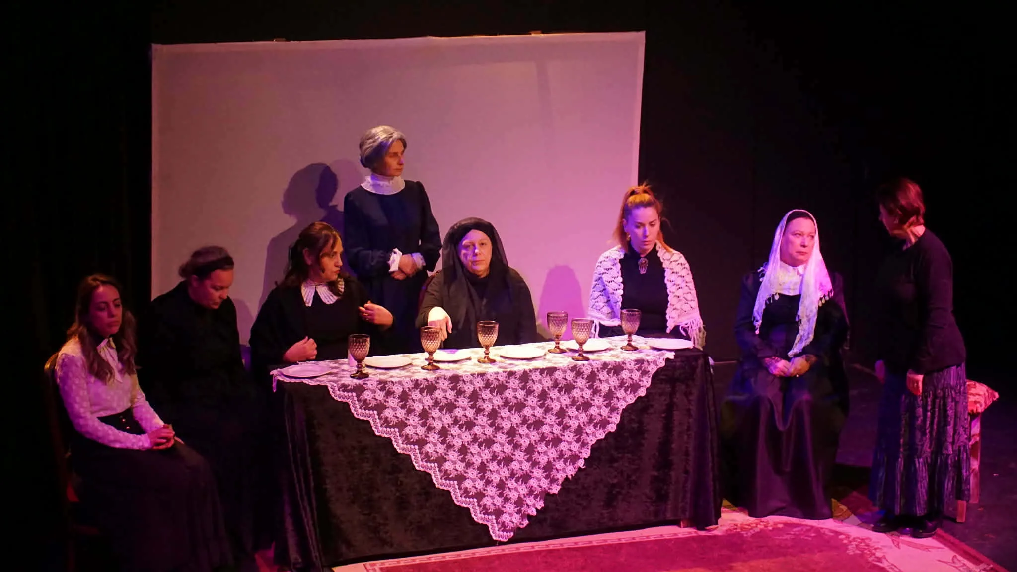 «Η Αντέλα θέλει να τα σπάσει όλα για να ζήσει»: Η Άννα Κοκκίνου μιλά για το «Σπίτι της Μπερνάρντα Άλμπα»