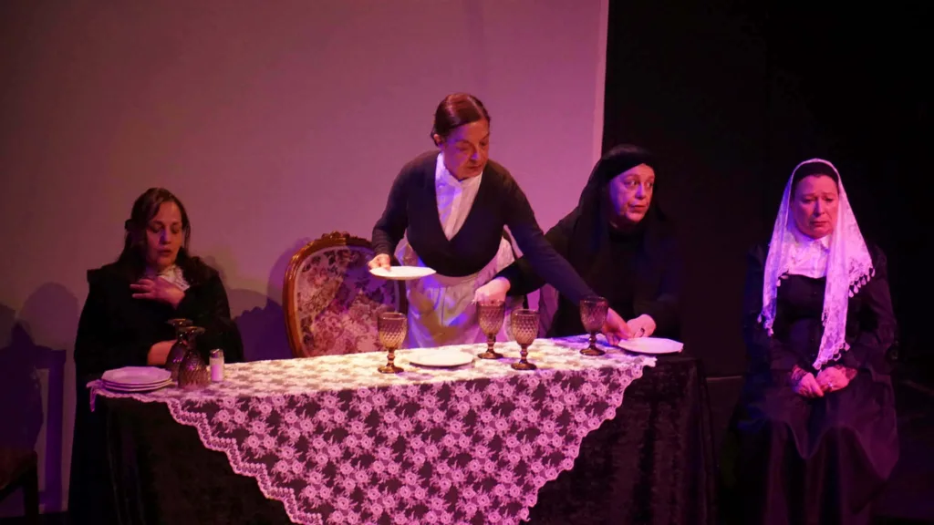 Πάτρα: Sold out για τη «Μπερνάρντα Άλμπα» – Νέα παράσταση τη Δευτέρα για την «Πρόταση» ΦΩΤΟ